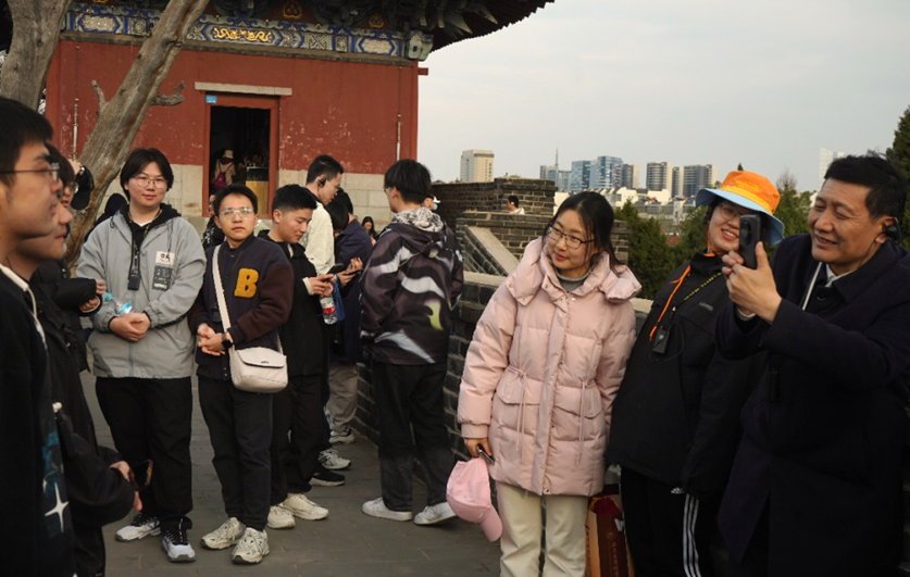 一群人站在一起 AI 生成的内容可能不正确。